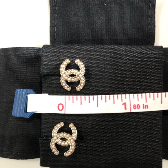 ❌❌SOLD❌❌ Gold and Pearly White Chanel earrings from 21K - Picture 5 of 5